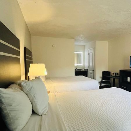 Clarion Inn & Suites Kissimmee-Lake Buena Vista South Bagian luar foto
