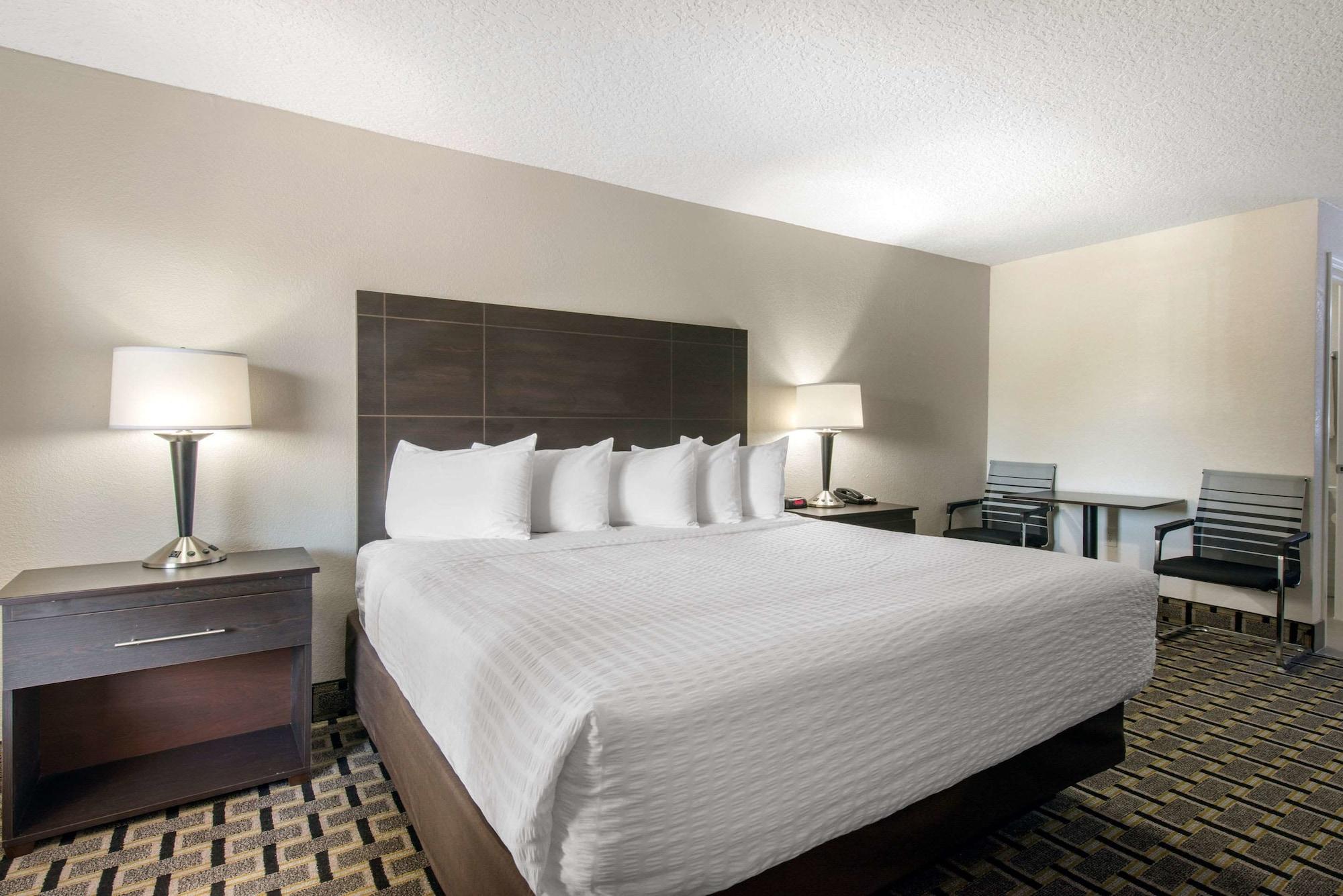 Clarion Inn & Suites Kissimmee-Lake Buena Vista South Bagian luar foto