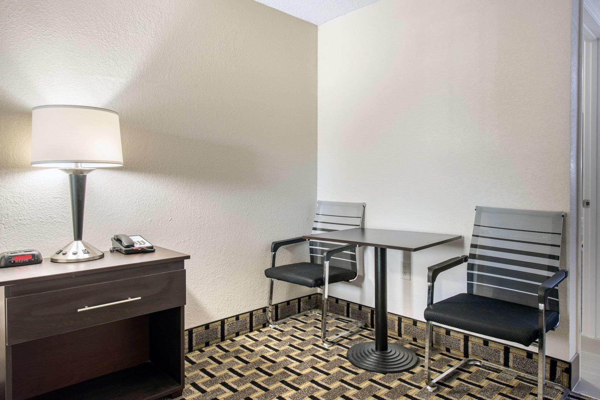 Clarion Inn & Suites Kissimmee-Lake Buena Vista South Bagian luar foto