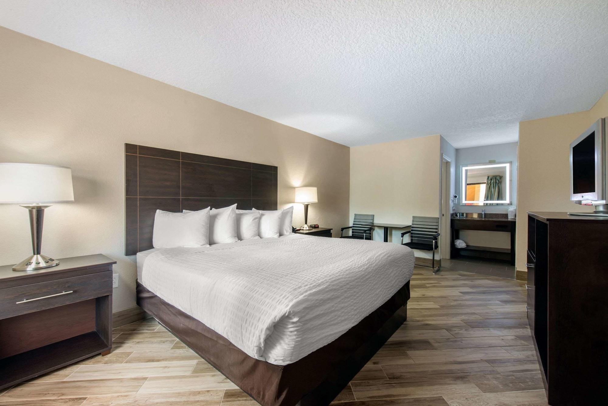 Clarion Inn & Suites Kissimmee-Lake Buena Vista South Bagian luar foto