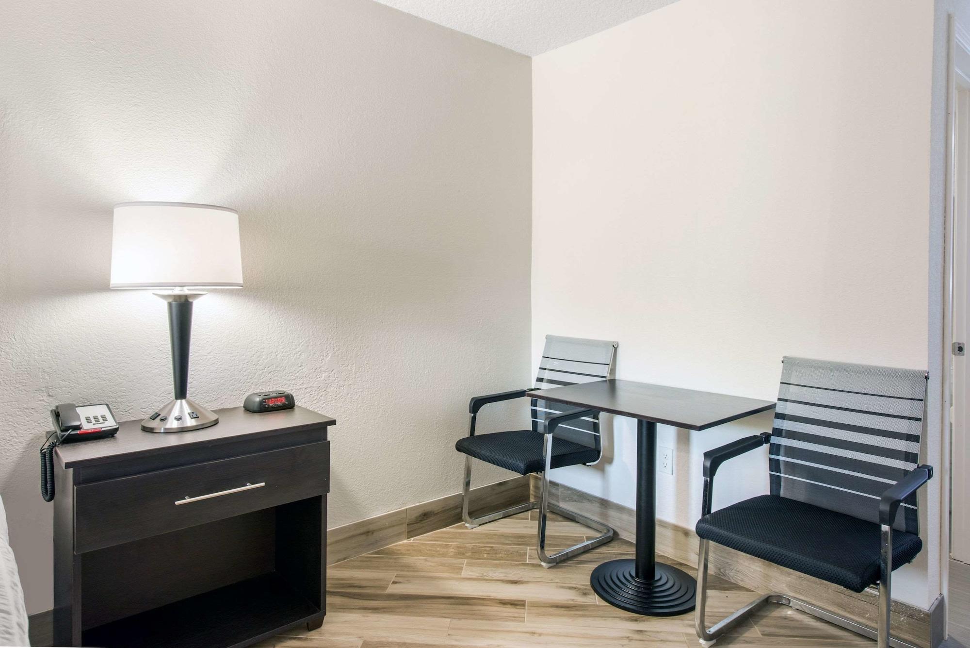 Clarion Inn & Suites Kissimmee-Lake Buena Vista South Bagian luar foto