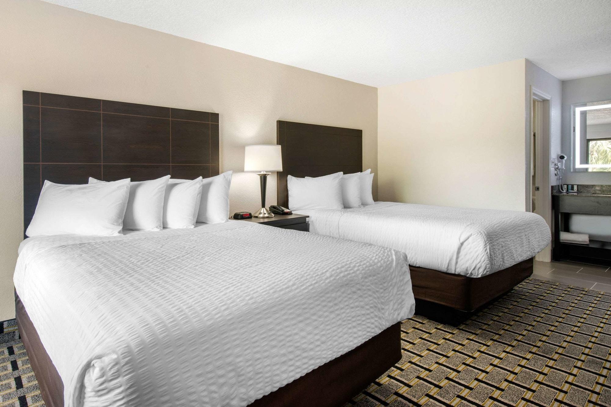 Clarion Inn & Suites Kissimmee-Lake Buena Vista South Bagian luar foto
