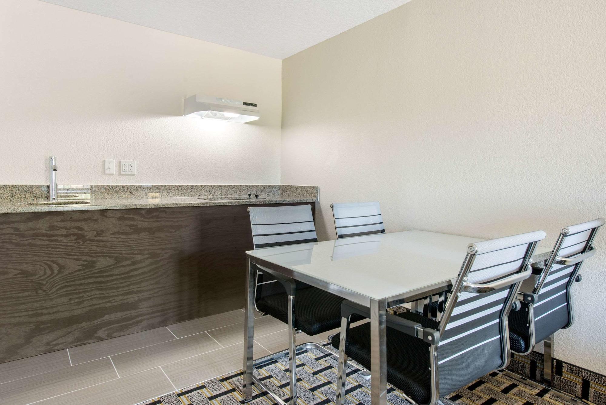Clarion Inn & Suites Kissimmee-Lake Buena Vista South Bagian luar foto