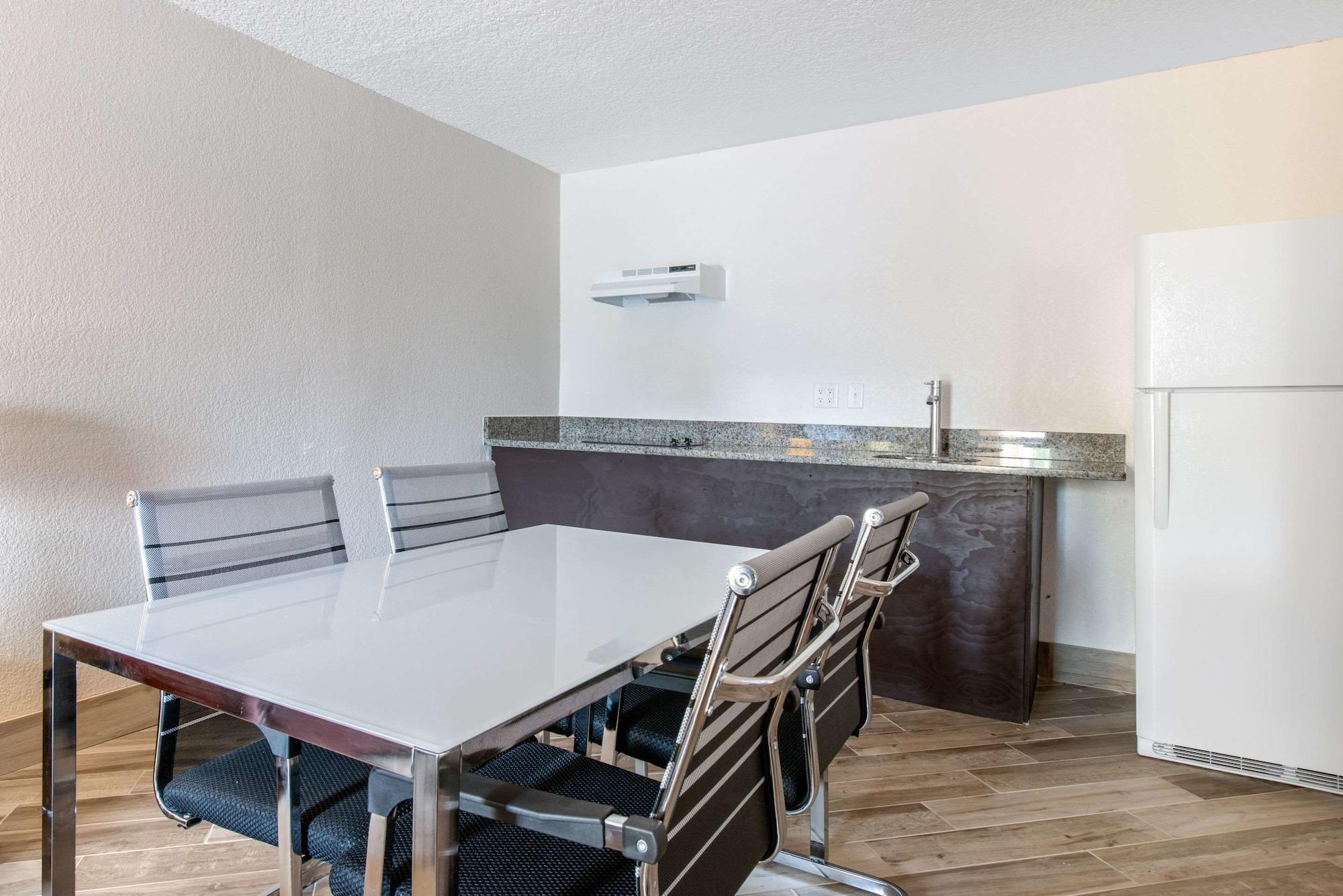 Clarion Inn & Suites Kissimmee-Lake Buena Vista South Bagian luar foto