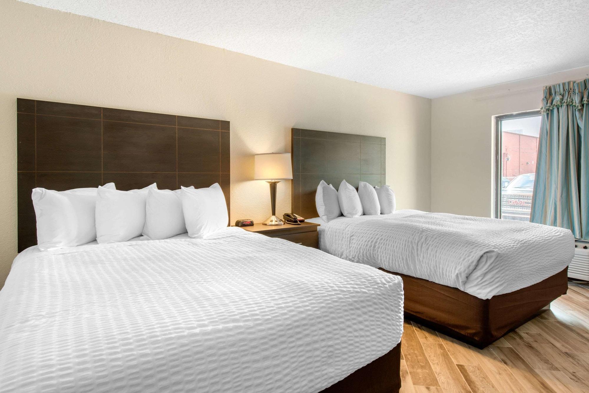 Clarion Inn & Suites Kissimmee-Lake Buena Vista South Bagian luar foto