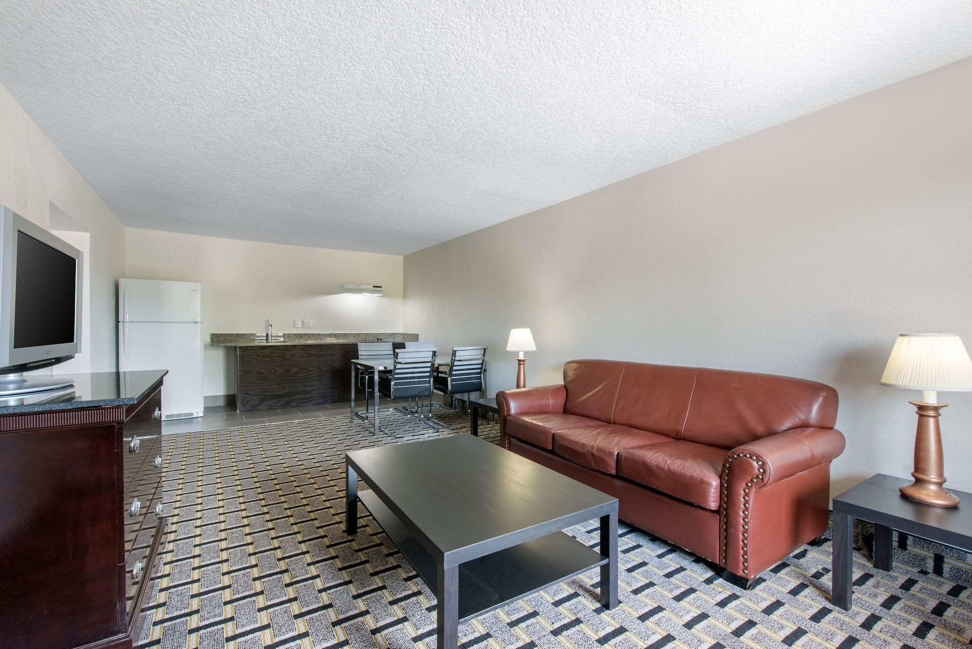 Clarion Inn & Suites Kissimmee-Lake Buena Vista South Bagian luar foto