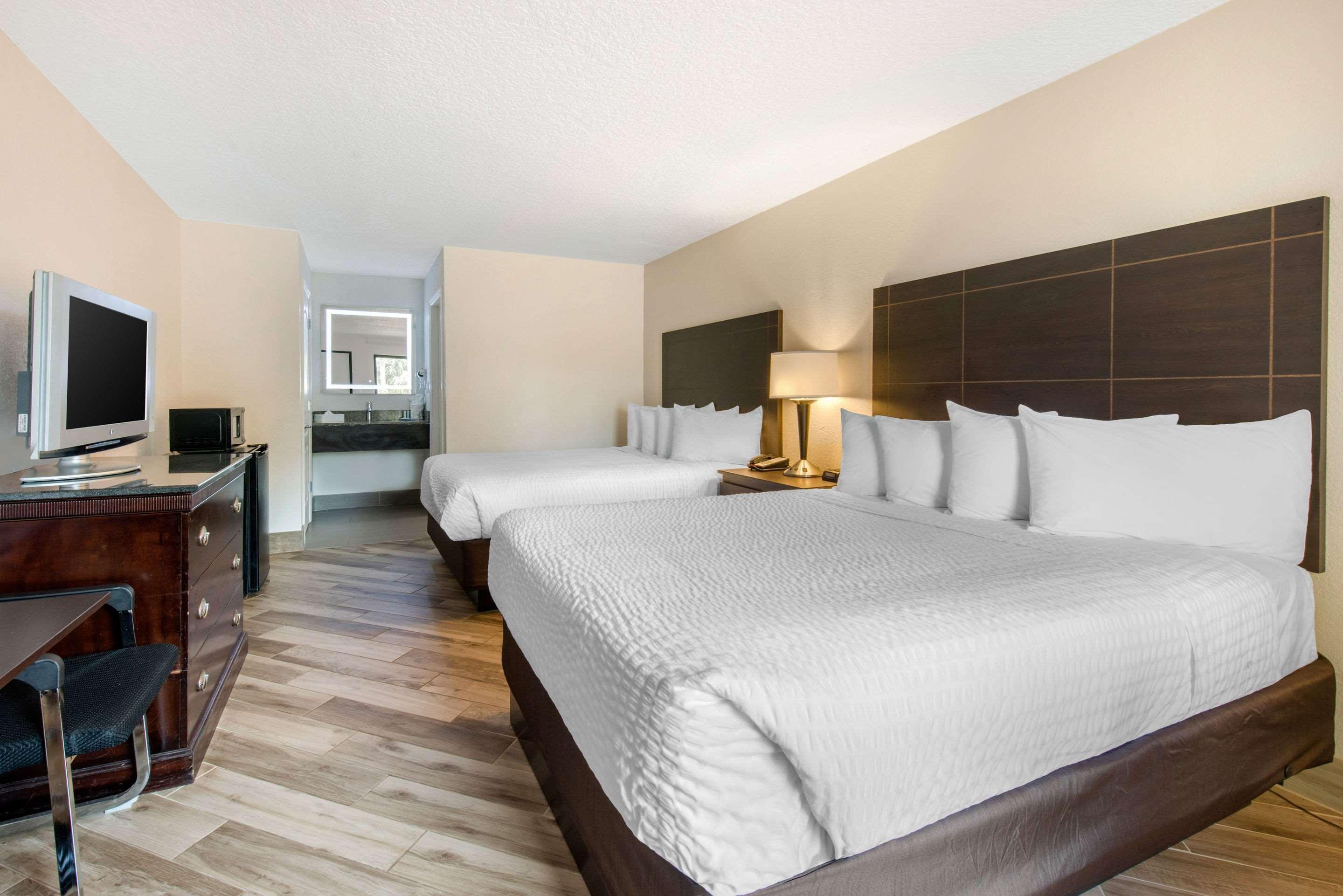 Clarion Inn & Suites Kissimmee-Lake Buena Vista South Bagian luar foto