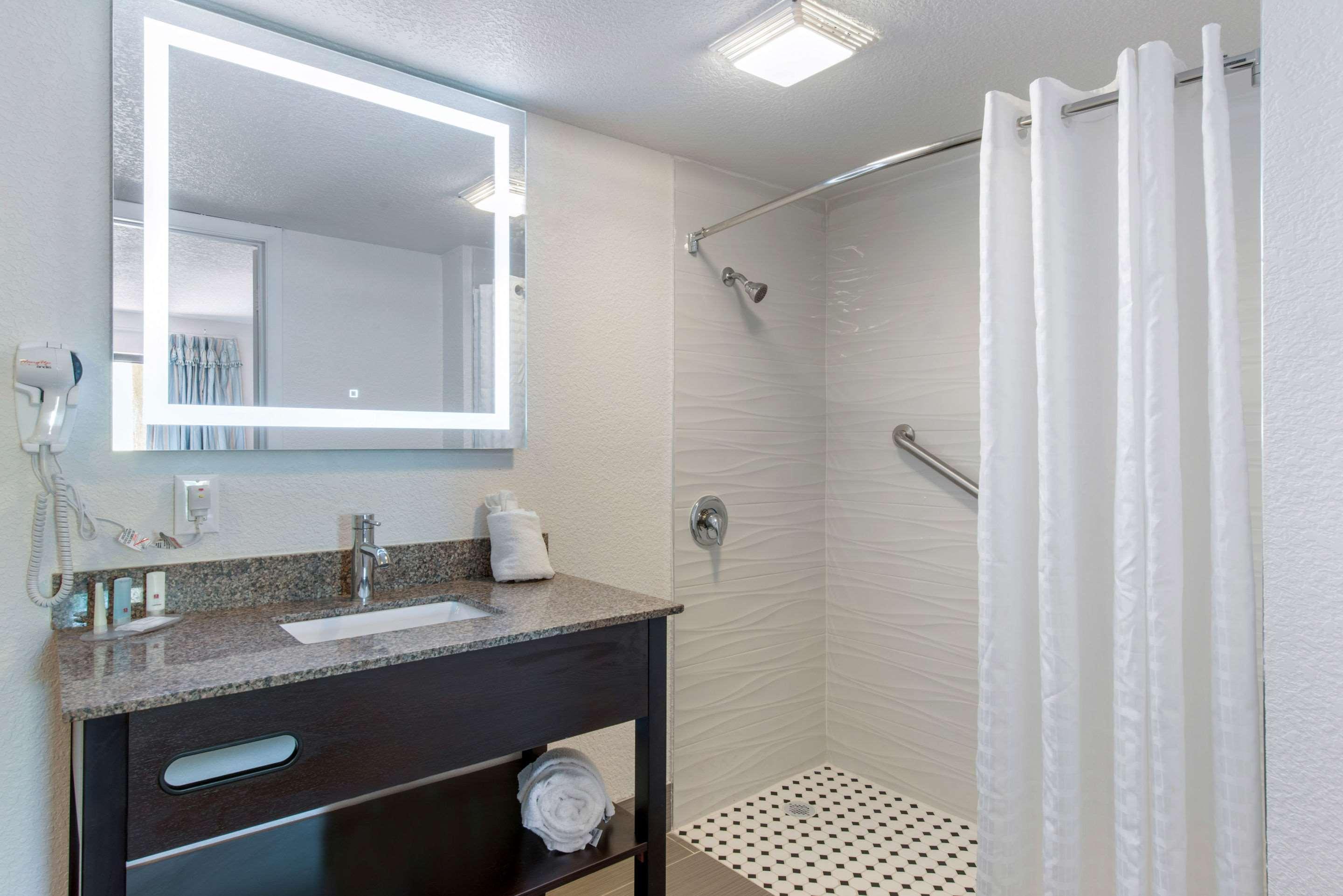 Clarion Inn & Suites Kissimmee-Lake Buena Vista South Bagian luar foto
