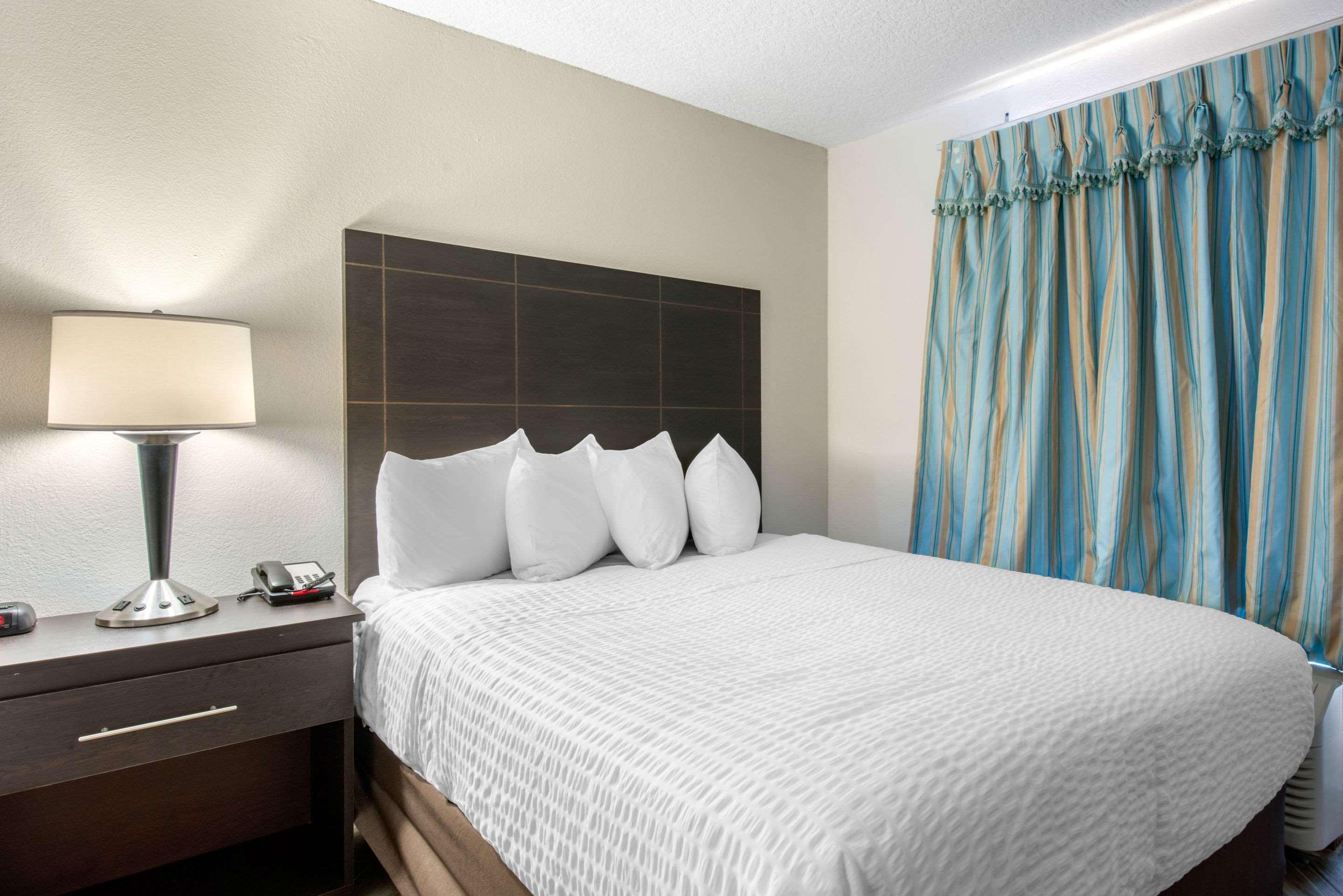 Clarion Inn & Suites Kissimmee-Lake Buena Vista South Bagian luar foto