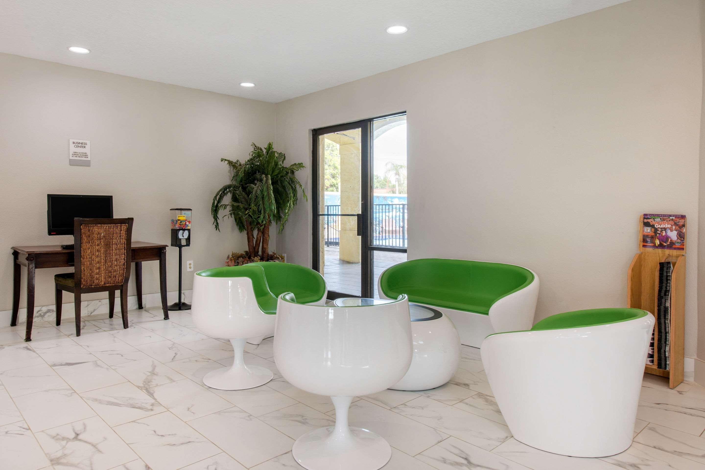 Clarion Inn & Suites Kissimmee-Lake Buena Vista South Bagian luar foto