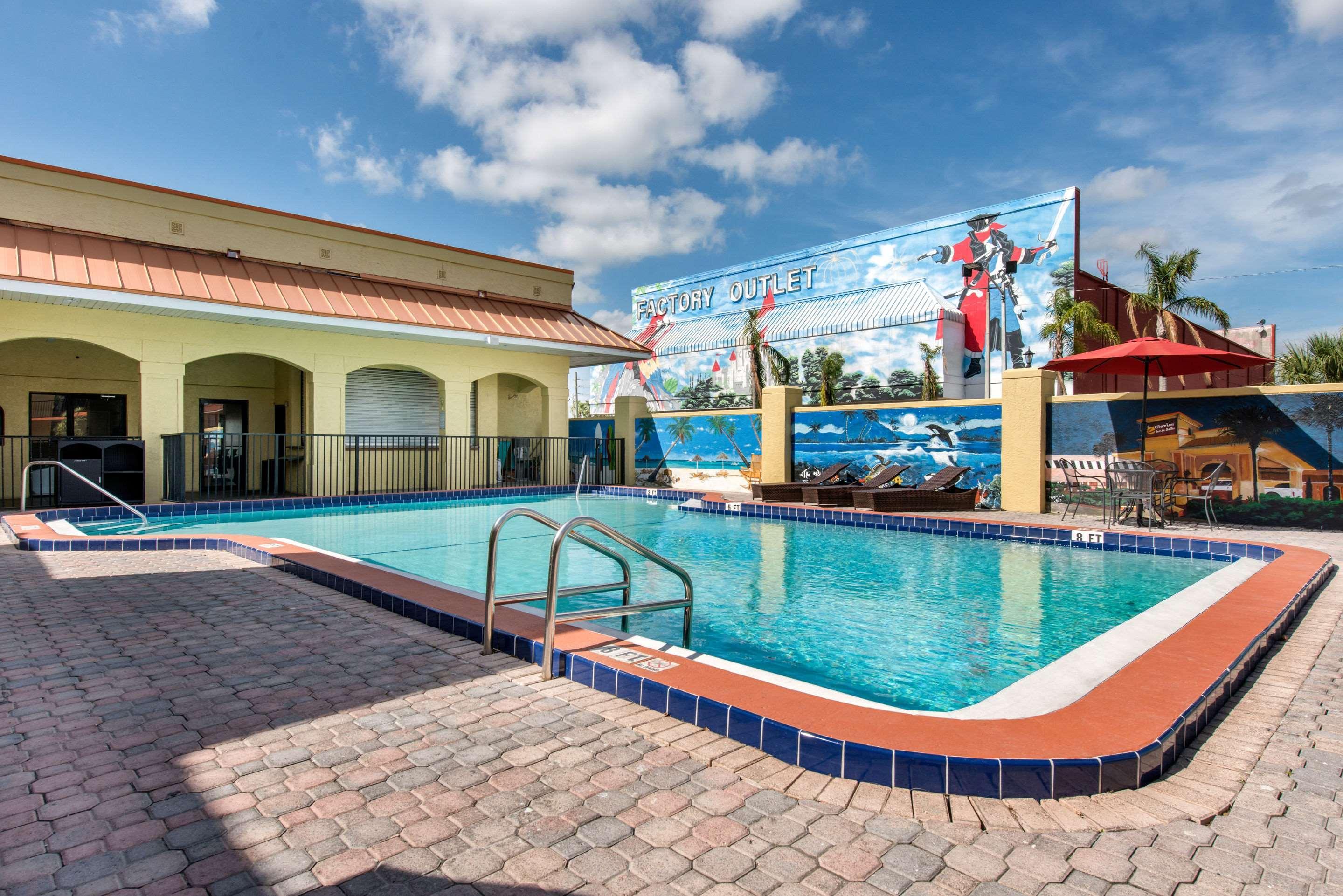 Clarion Inn & Suites Kissimmee-Lake Buena Vista South Bagian luar foto