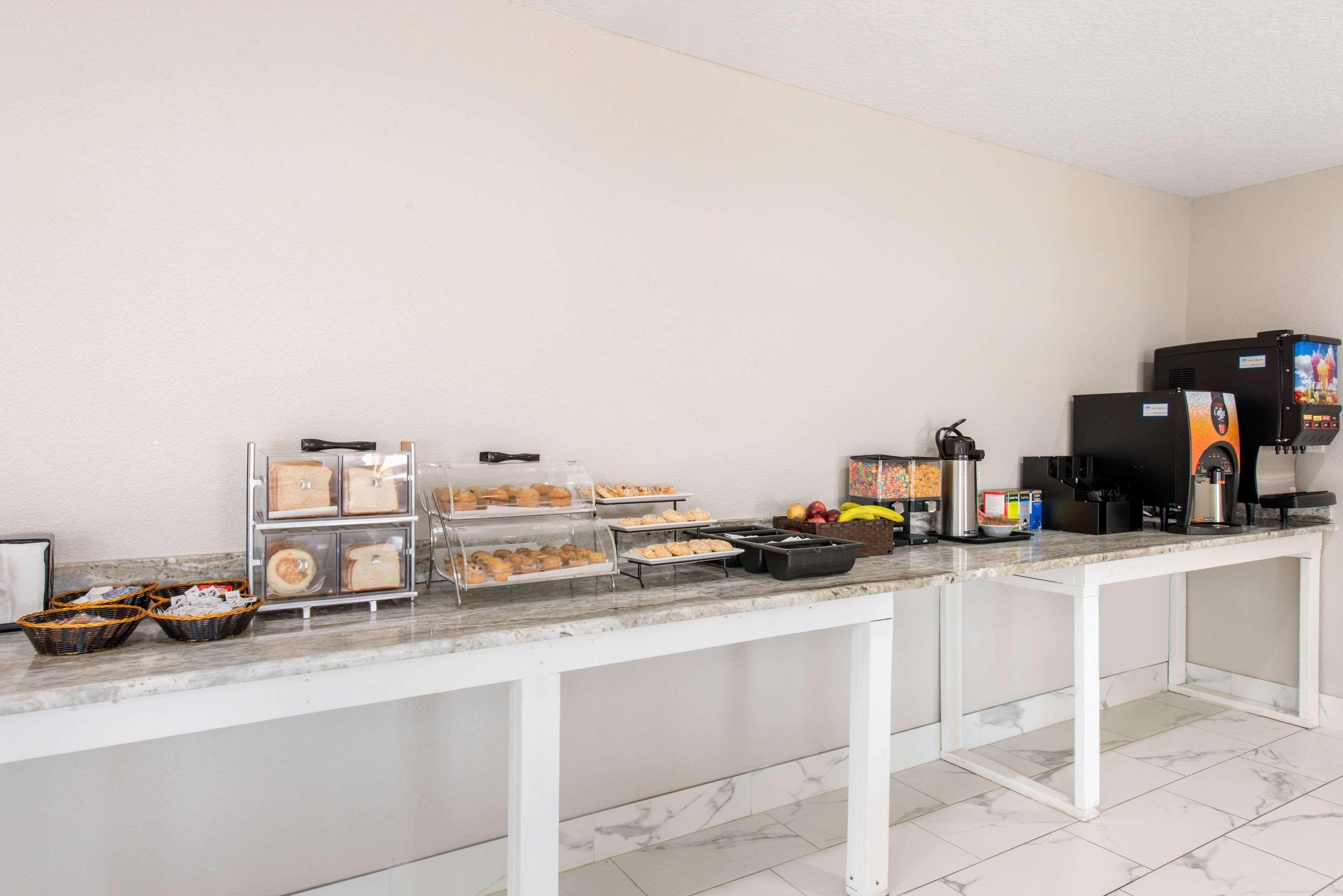 Clarion Inn & Suites Kissimmee-Lake Buena Vista South Bagian luar foto