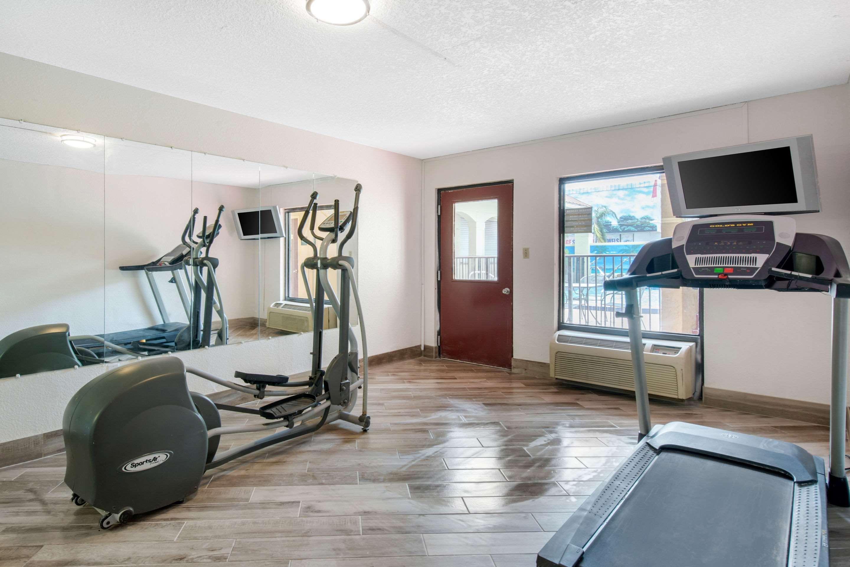 Clarion Inn & Suites Kissimmee-Lake Buena Vista South Bagian luar foto