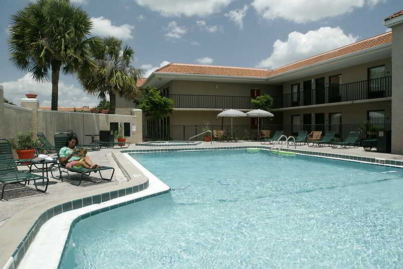 Clarion Inn & Suites Kissimmee-Lake Buena Vista South Bagian luar foto