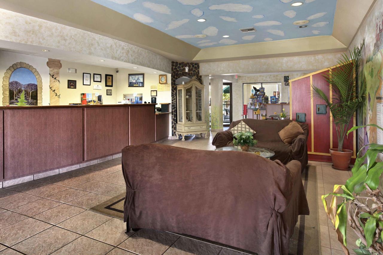 Clarion Inn & Suites Kissimmee-Lake Buena Vista South Bagian luar foto