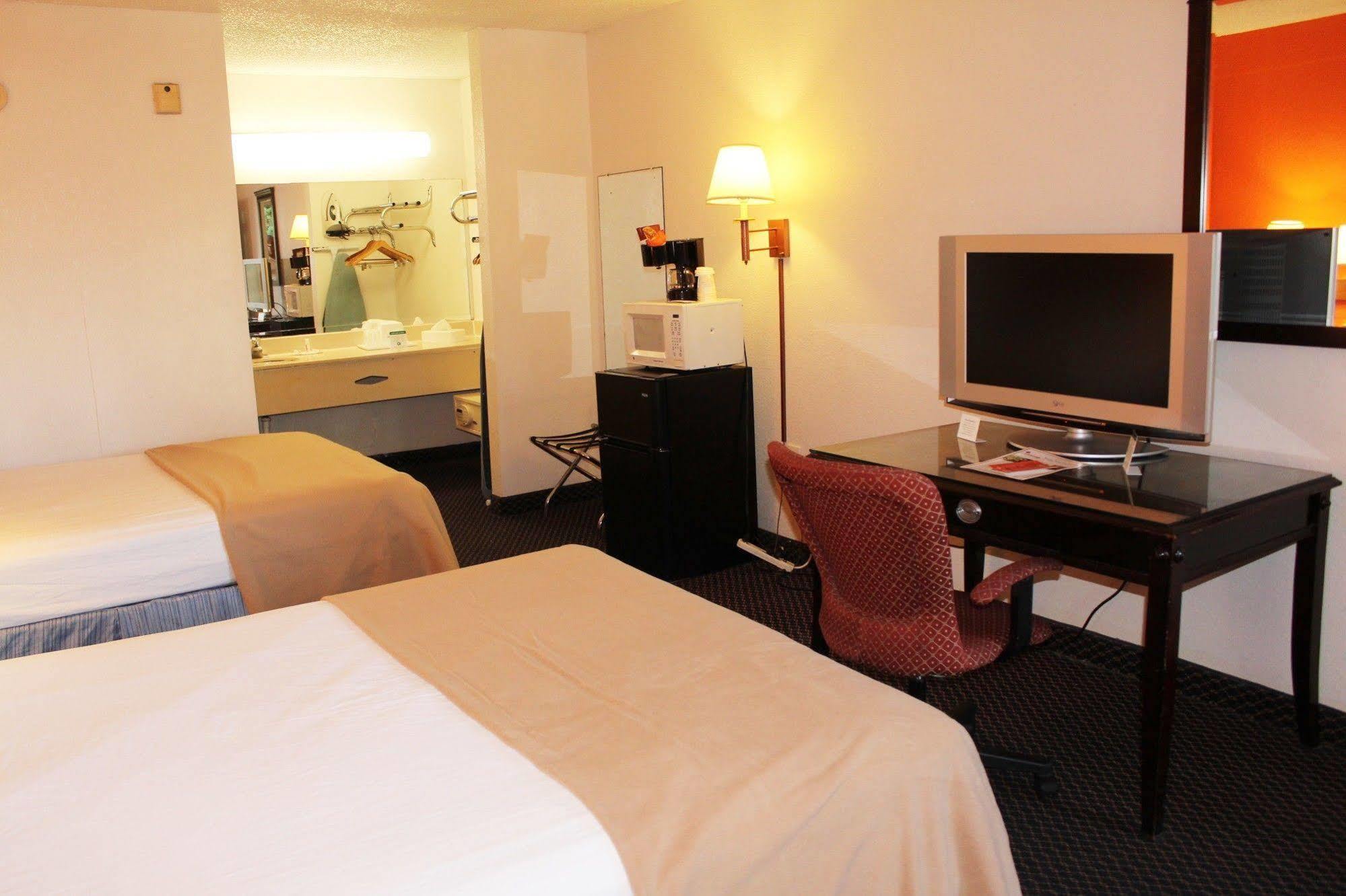 Clarion Inn & Suites Kissimmee-Lake Buena Vista South Bagian luar foto