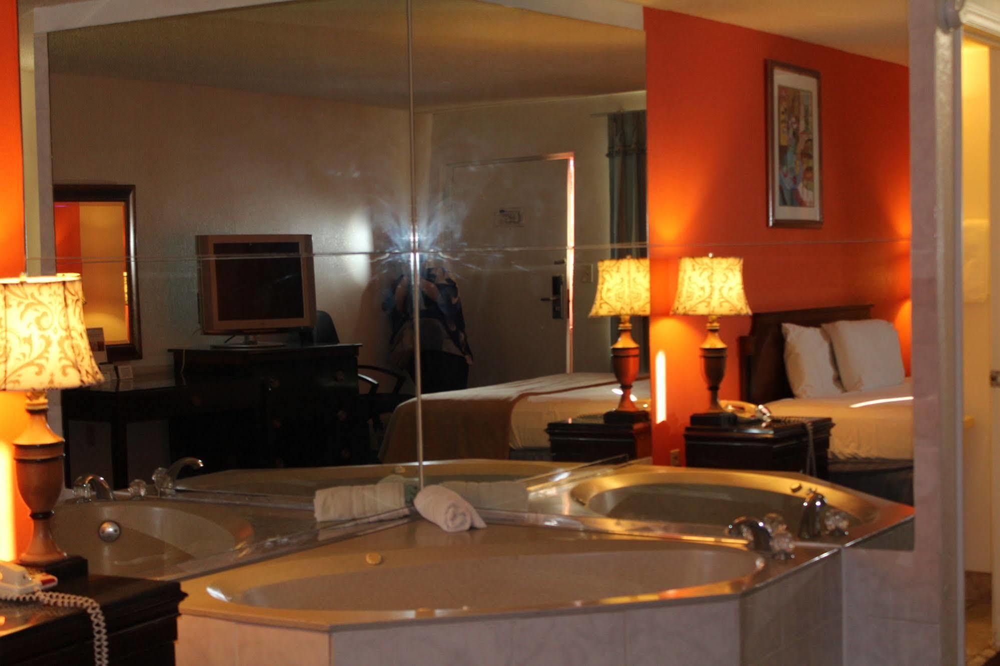 Clarion Inn & Suites Kissimmee-Lake Buena Vista South Bagian luar foto